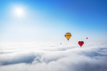 Шары в небе и солнце balloons in the blue sky and the sun