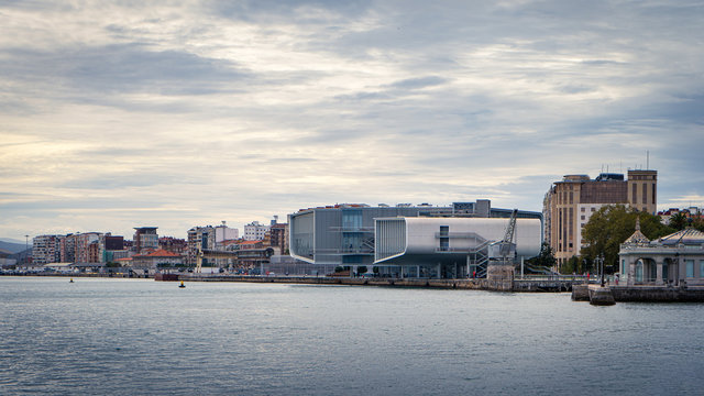 Panoramic of Santander, with the Bot&iacute;n Center on the shores of the bay.