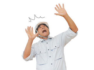 落下物に驚く作業服を着た男性