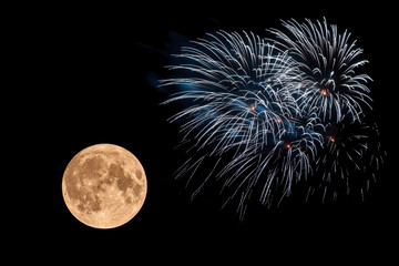Ein großes Feuerwerk in der Nacht vor dem Vollmond.