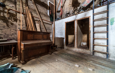 Obraz premium Old piano in the backstage of an abandoned theater