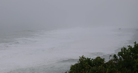 台風近いの沖縄の海