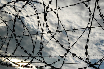 Stacheldrahtzaun am Sicherheitsbereich