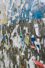 Abgenutzte Werbeplakate an Hauswand