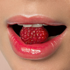 Glossy pink lips with raspberry