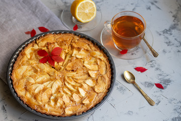 apple pie with apples and cinnamon