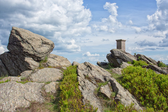 Hirtstein, Basalt-Aufschluss mit horizontal liegenden Basalts&auml;ulen, Erzgebirge, Sachsen, Deutschland, Europa