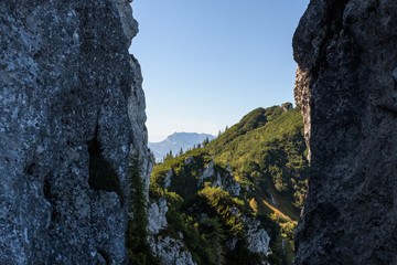 Blick durch Felsschlucht auf Berge im Chiemgau