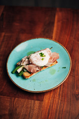 Eggs Benedict with ham and leeks