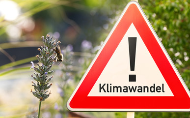 Schild Achtung Klimawandel mit Biene an Blüte