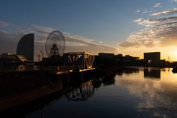 朝日の中のみなとみらい