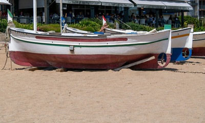 Fototapeta na wymiar Fischerboote liegen am Strand