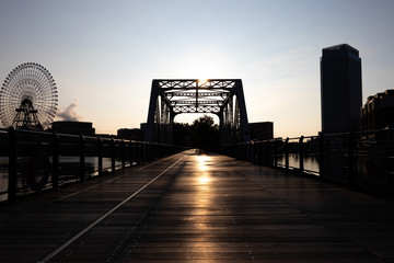 日の出と横浜汽車道のシルエット