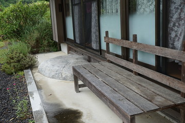 庭に置いてあるベンチ