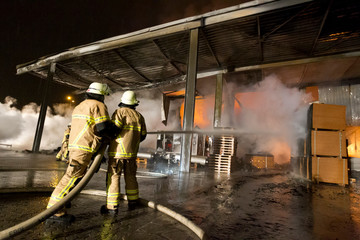 Feuerwehr löscht Brand einer Lagerhalle