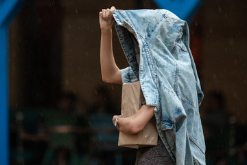 Obraz na płótnie Canvas Girl in the rain