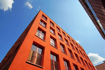 Fassade eines roten Bürogebäudes