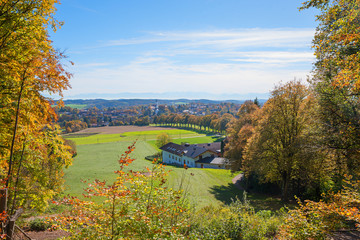 Fototapeta na wymiar Blick vom Hügel am Aussichtsturm Ebersberg im herbst