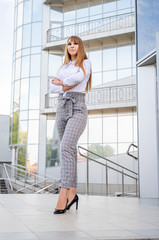Fototapeta na wymiar outdoor portrait of a confident business woman standing next to the building