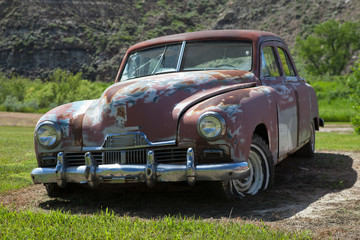 Altes rostiges schrottreifes Auto, Oldtimer 