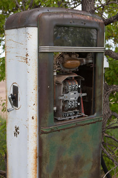 Alte Tankstellenzapfs&auml;ule, die von der Natur zur&uuml;ck erobert wird
