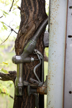 Alte Tankstellenzapfs&auml;ule, die von der Natur zur&uuml;ck erobert wird
