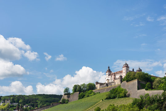 Die Festung Marienberg thront vor einem blauen Himmel oberhalb des Fluss Main in W&uuml;rzburg, Bayern, Deutschland