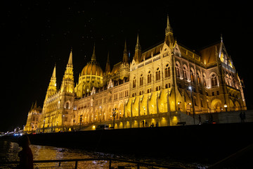 Fototapeta na wymiar Parlamento de Budapest, vista desde el río de noche