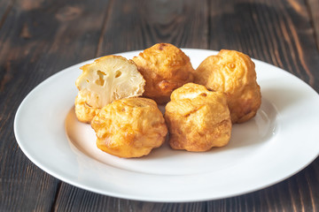 Fried cauliflower coated in batter