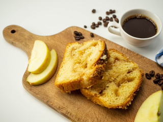 Świeże ciasto z jabłkami i kruszonką. Jabłko i kawa. Jasne tło, widok z góry. © PhotoHunter