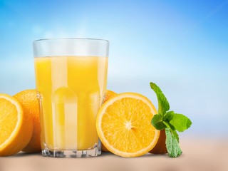 Orange juice and slices of orange