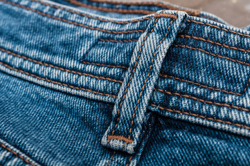 blaue Jeanshose im Detail