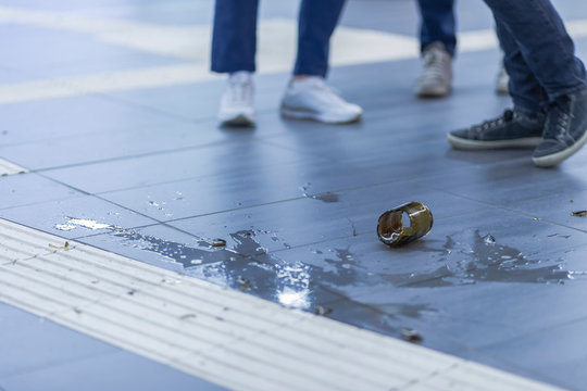 3 Jugendliche am Bahnhof mit einer zerbrochenen Bierflasche 