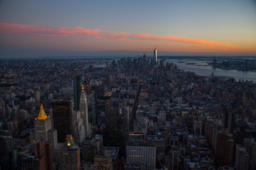 Vistas de la ciudad de Nueva York al anochecer desde el Empire State