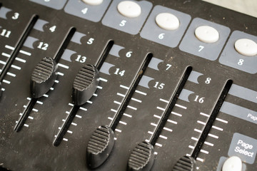 Detailansicht eines Mischpult mit Regler und Buttons