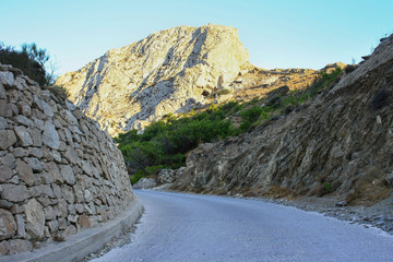 Droga prowadząca na Profitis Ilias - najwyższy szczyt greckiej wyspy Santorini