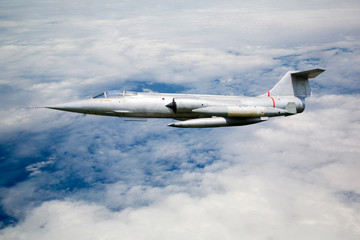 Flugzeug (Kampfflugzeug) über den Wolken im Einsatz