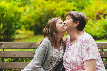 Naklejka premium Happy daughter kissing her mother