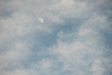 Wolkenhimmel mit Mond
