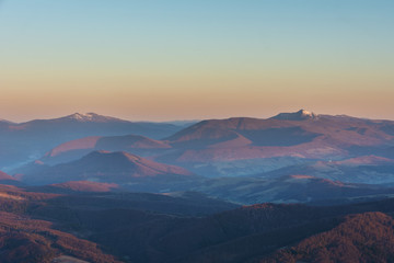 Naklejka premium Fantastic views of the evening and morning mountain ridge with tourists and tents