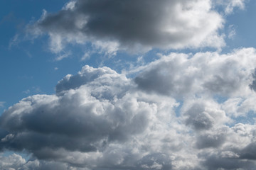 Obraz premium Wolken über der Stadt Bünde in Ostwestfalen. Es ist ein schöner Herbsttag.