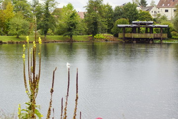 Der Kurpark von Weiskirchen im Saarland Deutschland mit einem See und überdachter Holzbrücke