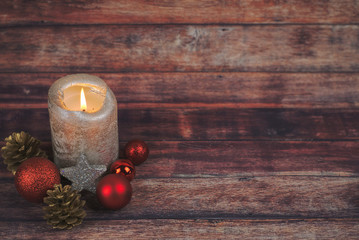 Kerze auf dunklem Holz mit roten Weihnachtskugeln, whitespace, freisteller, cutout