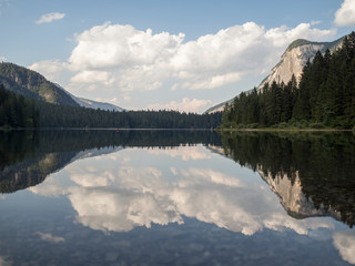 Fototapeta na wymiar beautiful trekking by tovel lake in Trentino