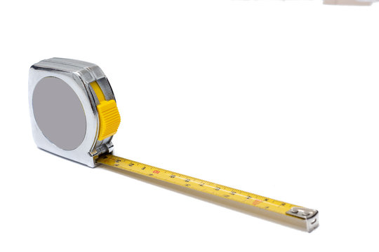Flexometro o metro para medir en color plata con amarillo con unidades de medida de centimetro,milimetro y pulgadas con fondo blanco