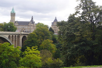 Die Adolphe-Brücke und die state savings bank im Hintergrund in Luxemburg Stadt