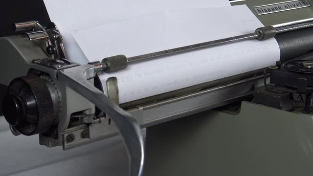 M&aacute;quina de escribir, deslizando carro hacia el fina