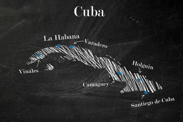 Ręcznie lustrowana kredą na tablicy szkolnej mapa Kuby - obrazy, fototapety, plakaty