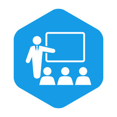 Símbolo conferencia. Icono plano hombre con pizarron con público en hexágono color azul