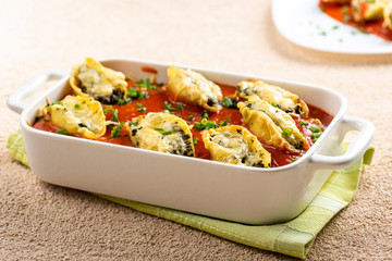 shell-shaped pasta stuffed with spinach and cheese